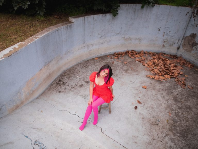 May Villalobos presenta “La De Atrás”: un grito de honestidad convertido en música